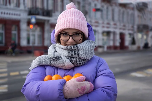 Ein Junges Schönes Mädchen Warmer Winterkleidung Und Mandarinen Einem Netz — Stockfoto