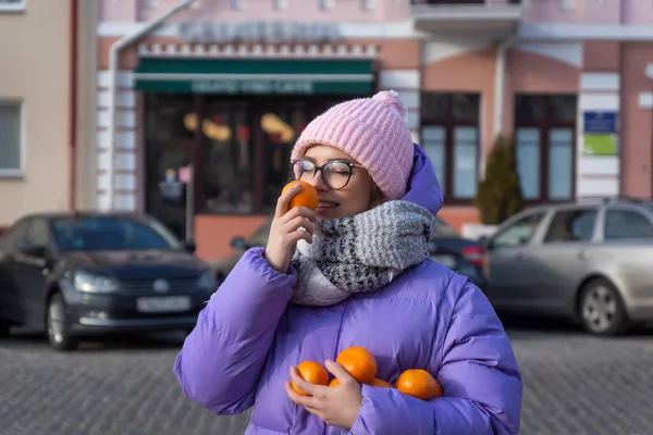 Ein Junges Schönes Mädchen Warmer Winterkleidung Und Mandarinen Einem Netz — Stockfoto