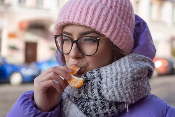 Ein Junges Schönes Mädchen Warmer Winterkleidung Und Mandarinen Einem Netz — Stockfoto