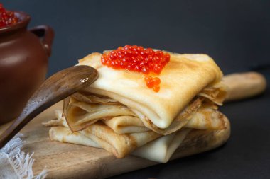 Durgun hayat. Maslenitsa haftası. Kırsal tarzda kırmızı havyarlı bir paket Rus gözlemesi, yakın plan..