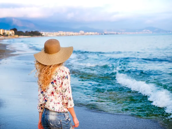 Seorang gadis dalam topi di pantai laut — Stok Foto