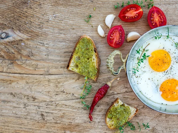 Pequeno-almoço conjunto com ovo frito em uma mesa de madeira — Fotografia de Stock