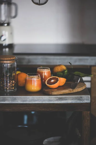 Ποτήρια Από Φρεσκοστυμμένο Χυμό Πορτοκαλιού Αναψυκτικό Τσιμεντένιο Πάγκο Κουζίνας Υγιεινός — Φωτογραφία Αρχείου