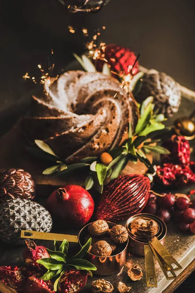 Weihnachts Oder Erntedankgebäck Mit Wunderkerzen Nüssen Und Christbaumkugeln Auf Dem — Stockfoto