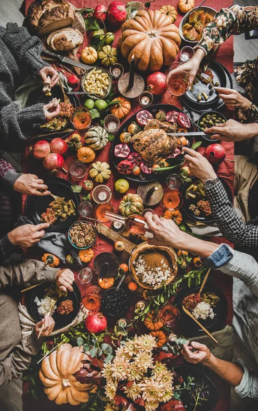 Familia Celebrando Día Acción Gracias Flat Lay Comer Verter Vino — Foto de Stock
