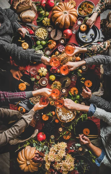 Семья Празднует День Благодарения Сплошная Укладка Пиршествующих Людей Руками Звенящие — стоковое фото