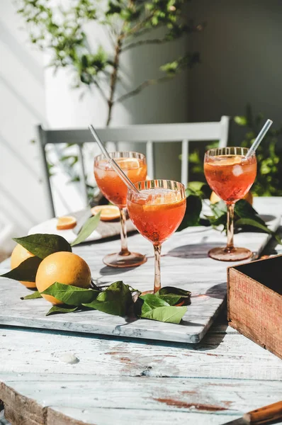 Aperol Spritz Álcool Aperitivo Bebida Fria Copos Com Laranjas Frescas — Fotografia de Stock