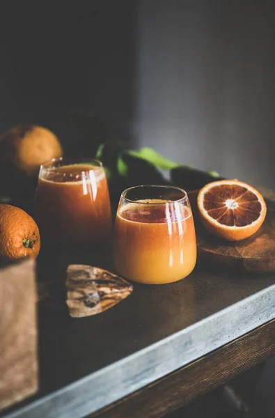 在混凝土厨房柜台上的鲜榨血橙汁或冰沙的眼镜 健康的生活方式 素食主义者 素食主义者 碱性饮食 春季排毒概念 — 图库照片