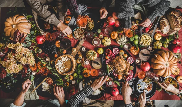 家人庆祝感恩节 人们用传统的秋天食品 南瓜饼 把友好的餐桌交给了那些吃喝着的人 — 图库照片