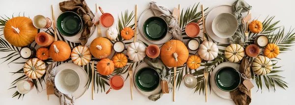 Herbstliche Tischdekoration Für Erntedankfest Oder Familienessen Flaches Geschirr Leinenservietten Kerzen — Stockfoto