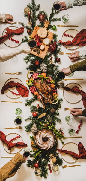 크리스마스 식탁에 사람들 잔으로 준비를 전나무 케이크 — 스톡 사진