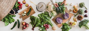 Sonbahar vejetaryen yemek geçmişi. Sebzelerle, sebzelerle, sebzelerle, sebzelerle, marketten meyve kesen kadın elleri. Vegan, sağlıklı, organik yiyecekler.