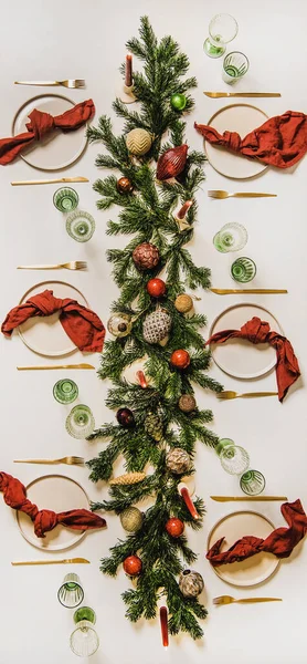 전나무 장난감을 테이블 크리스마스 테이블 — 스톡 사진