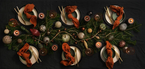 Natale Capodanno Cena Festiva Tavola Apparecchiata Piatto Tavola Lino Nero Fotografia Stock