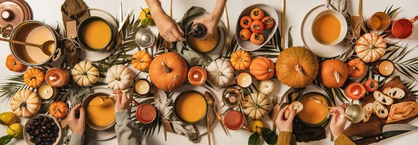 Herbst Tisch Für Erntedankfest Abendessen Gedeckt Flache Hände Von Leuten Stockbild