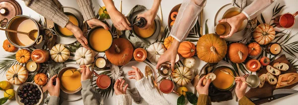 Die Menschen Essen Zusammen Beim Familienfest Thanksgiving Tag Flache Menschenhände Stockbild