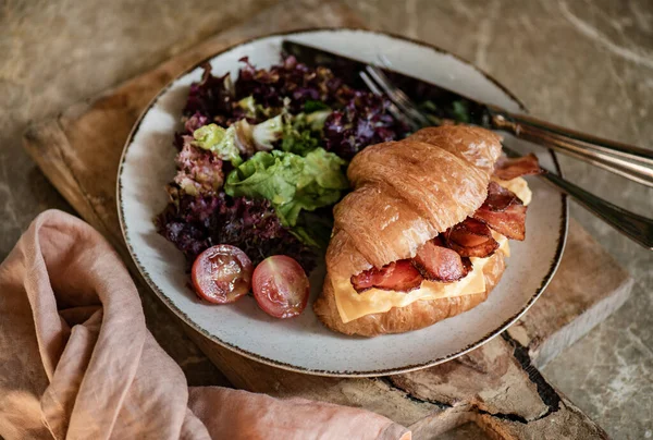 Szalonna Cheddar Sajt Töltött Francia Croissant Oldalsó Salátával Reggelire Fehér Stock Fotó