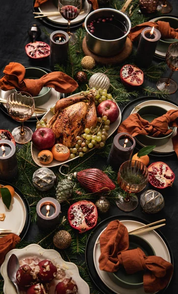Weihnachtsessen Festliche Tischdekoration Mit Gebratenem Huhn Obst Pochierten Birnen Heißem Stockbild