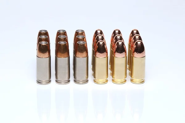 9mm Munition im hellen Hintergrund — Stockfoto