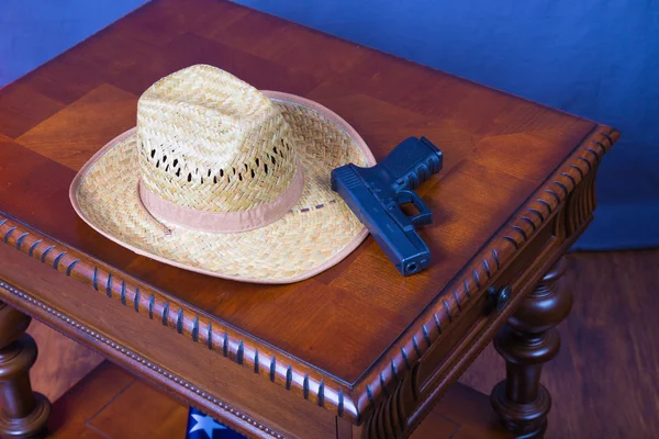 Hat and Handgun — Stock Photo, Image