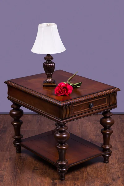 Wooden coffee table with Lamp and red rose — Stock Photo, Image