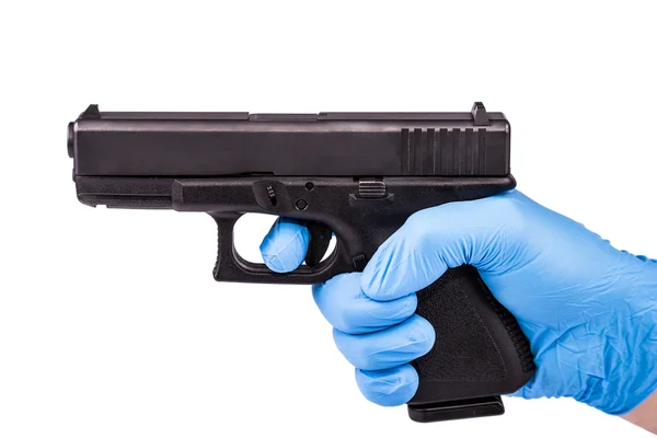 Mano nel guanto blu tiene la pistola come prova — Foto Stock