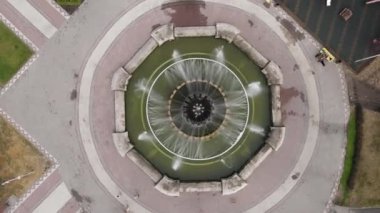 Yaz öğleden sonra, hava görüntüsü drondan çeşmeye parkta.
