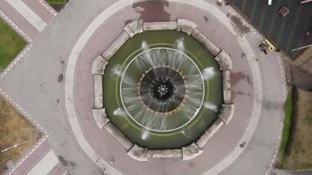 Vista aérea desde el dron hasta la fuente redonda en el parque en la tarde de verano — Vídeos de Stock