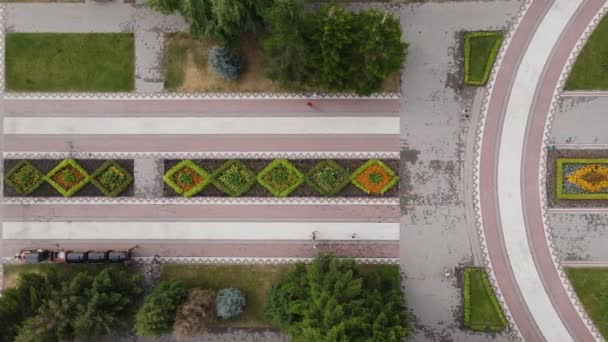 Pemandangan udara dari pesawat tak berawak di taman di kota Brovary pada musim panas — Stok Video