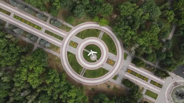 Yazın Brovary şehrindeki bir parktaki insansız hava aracı görüntüsü. — Stok video