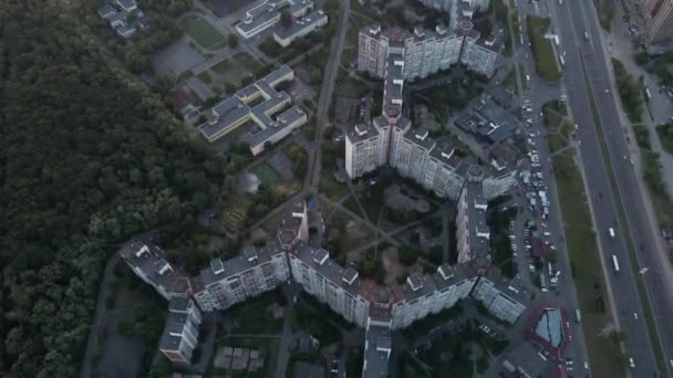 Vista aerea dalle case alle case a forma di DNA in città — Video Stock