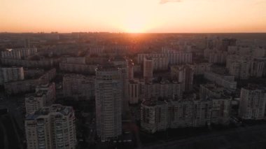 Kyiv 'deki Obolonskaya seti üzerindeki bir evin hava aracı görüntüsü