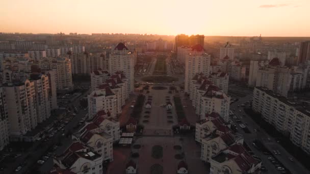 Vista aérea do drone de uma casa no dique de Obolonskaya em Kiev — Vídeo de Stock