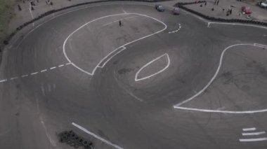 Açık hava sokak yarış ve sürüklenme pistinin hava aracı görüntüsü