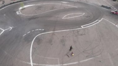 Açık hava sokak yarış ve sürüklenme pistinin hava aracı görüntüsü