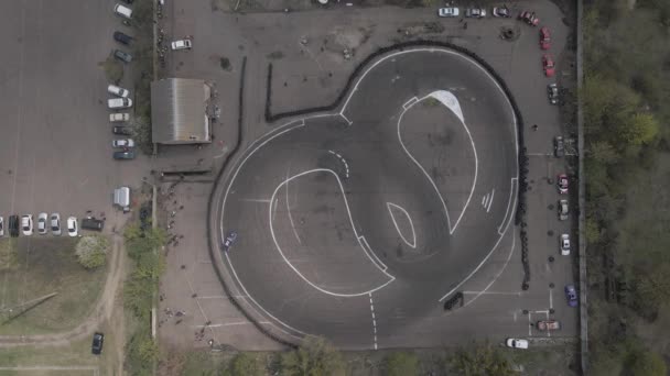 Αεροφωτογραφία drone του υπαίθριου δρόμου αγώνων και drift κομμάτι — Αρχείο Βίντεο