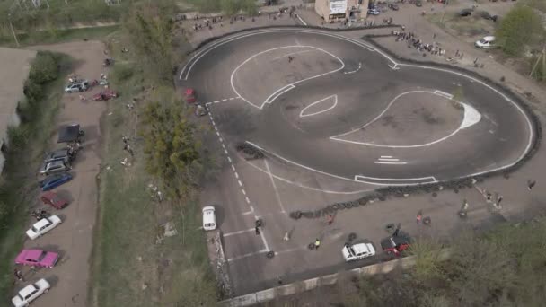 Vista aérea do drone da pista de corridas de rua ao ar livre e da pista de deriva — Vídeo de Stock