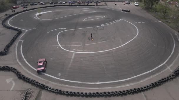 Vista aérea do drone da pista de corridas de rua ao ar livre e da pista de deriva — Vídeo de Stock