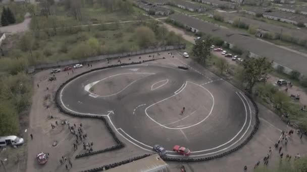 Воздушный беспилотник с видом на уличные гонки и дрейф — стоковое видео