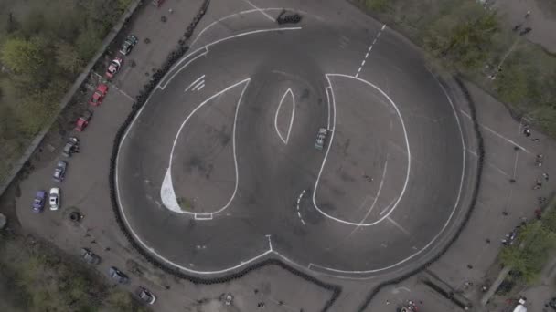 Pemandangan drone udara dari balapan terbuka jalanan dan jalur drift — Stok Video