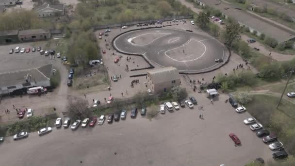 Vue aérienne par drone de la piste de course de rue et de dérive en plein air — Video