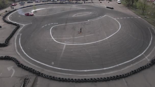 Vista aérea del avión no tripulado de la pista de carreras al aire libre y la pista de deriva — Vídeo de stock