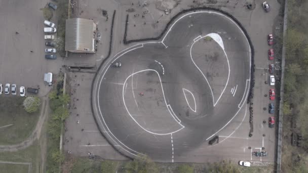 Vista aérea del avión no tripulado de la pista de carreras al aire libre y la pista de deriva — Vídeos de Stock