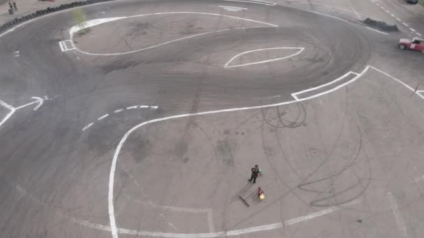 Vederea dronelor aeriene a curselor stradale în aer liber și a pistei de derivă — Videoclip de stoc