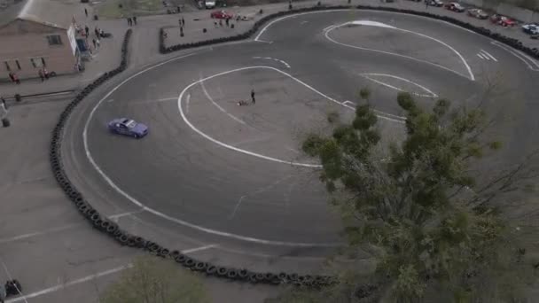 Vista aérea del avión no tripulado de la pista de carreras al aire libre y la pista de deriva — Vídeos de Stock