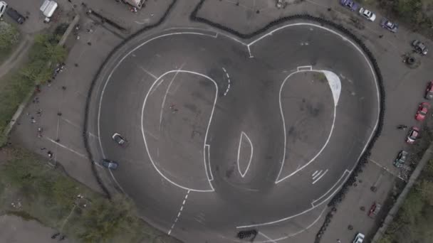 Vzdušné drone pohled na open-air pouliční závodní a drift trať — Stock video