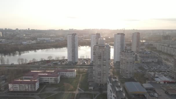 Kyjev, Ukrajina 10.31.2021: Letecký pohled z dronu na Obolon — Stock video