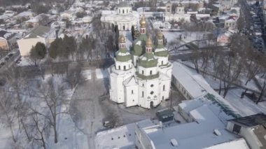 Kışın Chernihiv 'deki Nizhyn şehrine insansız hava aracı görüntüsü