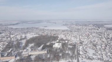 Kışın Chernihiv 'deki Nizhyn şehrine insansız hava aracı görüntüsü