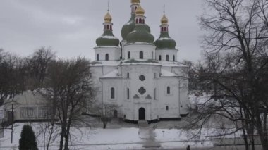 Kışın Chernihiv 'deki Nizhyn şehrine insansız hava aracı görüntüsü
